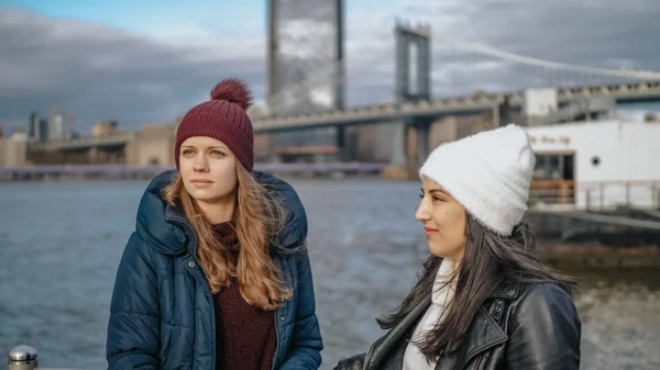 Двое друзей едут в Нью-Йорк на экскурсию по Бруклинскому мосту — стоковое фото