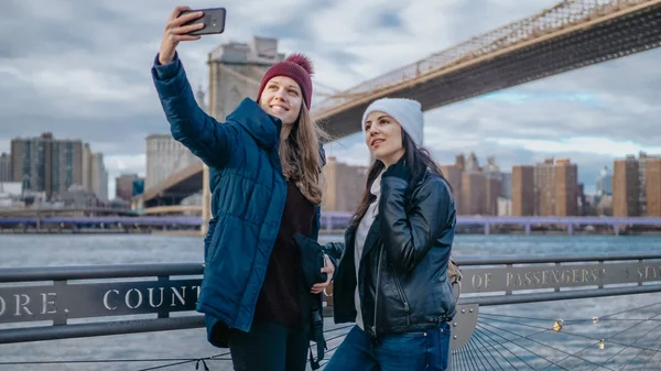 Due ragazze in un giro turistico a New York City a Hudson River — Foto Stock