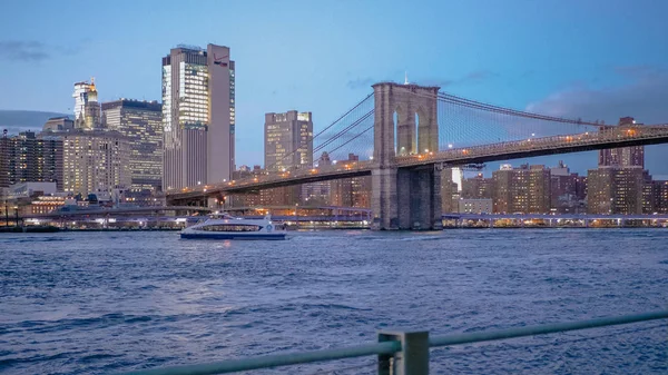 美丽的曼哈顿天际线和纽约城市灯光在晚上 — 图库照片