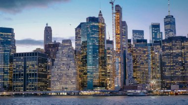 Güzel Manhattan siluetinin ve New York şehir ışıkları akşam