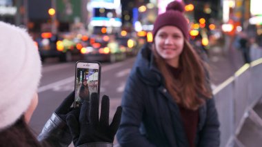 İki kız New York Times Meydanı'nda fotoğraf çekmek