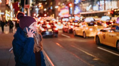 Cep telefonunu, New York sokaklarında olan kadın