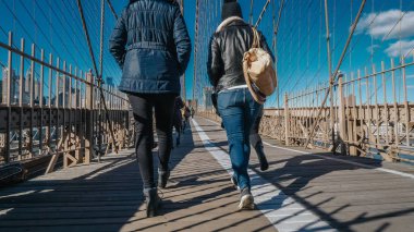 İki kız New York'ta ünlü Brooklyn Köprüsü üzerinde yürümek