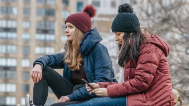 İki kız bir kaya Central Park New York'ta oturmak