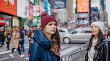 İki arkadaş New York'a onların tatil yolculuk keyfini çıkarın.