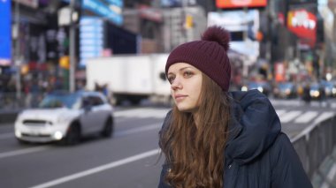 Gezi için New York sokaklarında genç güzel kadın