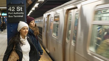 New York'ta iki kız Metro için bekleyin