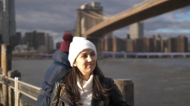 New York'ta iki arkadaş yürüyüşe Brooklyn köprüsünde