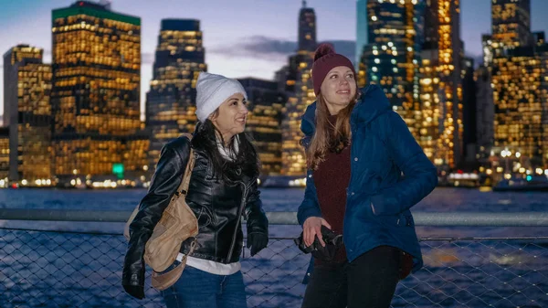 O maravilhoso horizonte de Manhattan visitado por duas garotas em Nova York — Fotografia de Stock