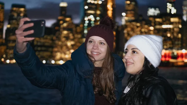 Due ragazze si godono una notte meravigliosa a New York davanti allo skyline di Manhattan — Foto Stock