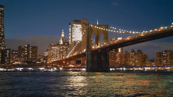 Чудовий Бруклінський міст вночі — стокове фото