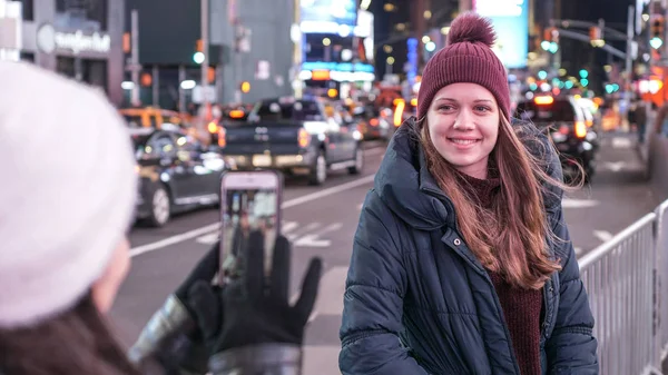 Two girls in New York take photos at Times Square — Stock Photo, Image