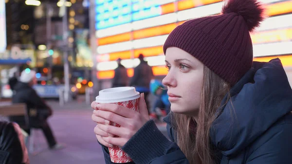 Молодая женщина пьет чашку кофе на улицах Нью-Йорка — стоковое фото