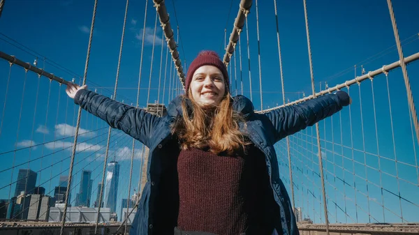 Jeune femme heureuse sur Brooklyn Bridge à New York — Photo