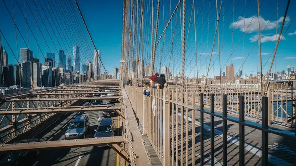 Un paseo con vistas al famoso Puente de Brooklyn Nueva York — Foto de Stock