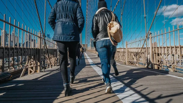 Dos chicas caminan por el famoso puente de Brooklyn en Nueva York — Foto de Stock