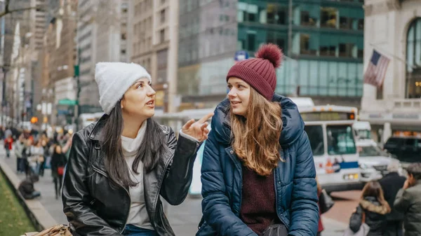 Two girls on a sightseeing tour to New York City — Stock Photo, Image