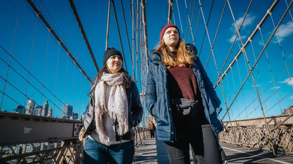 Deux amis à New York marchent sur le célèbre pont de Brooklyn — Photo