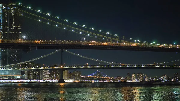 Los puentes sobre el río Hudson son un lugar romántico por la noche — Foto de Stock