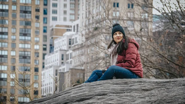 Une jeune femme se détend sur un rocher à Central Park New York — Photo