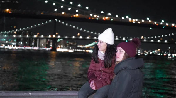 Deux filles explorent New York la nuit ici à Brooklyn Bridge — Photo