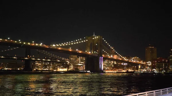 Maravilloso lugar en Nueva York por la noche el iluminado puente de Brooklyn — Foto de Stock