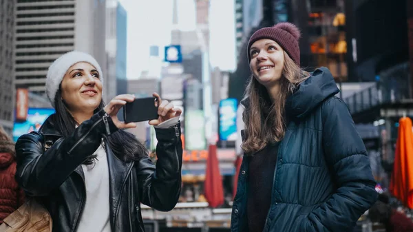 Two girls on a sightseeing tour to New York City — Stock Photo, Image