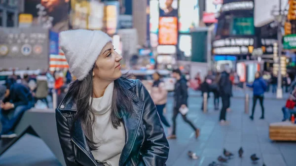 Молодая турецкая девушка в отпуске в Нью-Йорке — стоковое фото