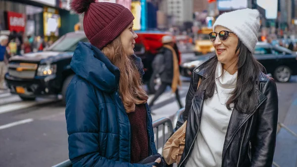 Due amici godono il loro viaggio di vacanza a New York — Foto Stock