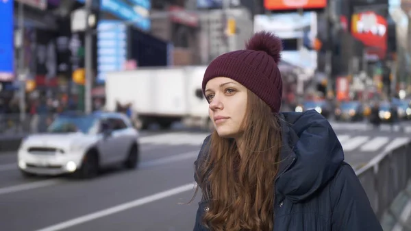 Jovem mulher bonita nas ruas de Nova York para passear — Fotografia de Stock