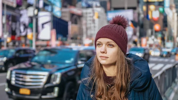 Молодая красивая женщина на улицах Нью-Йорка для осмотра достопримечательностей — стоковое фото