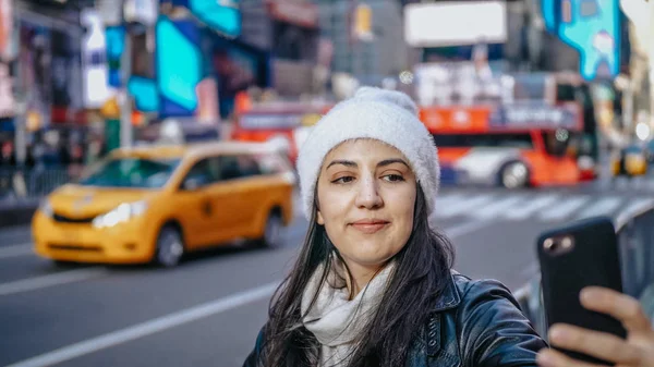 Fiatal gyönyörű nőt az utcán a New York-i városnézés — Stock Fotó