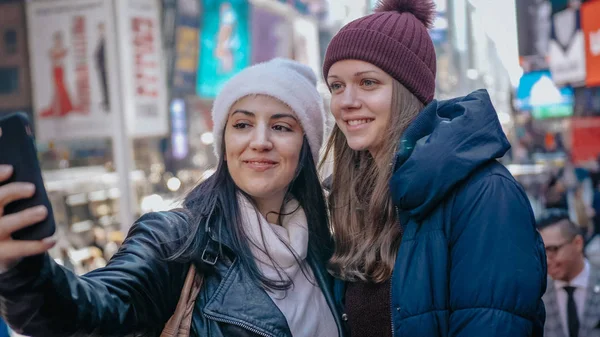 Due amici a Times Square New York per visitare la città — Foto Stock