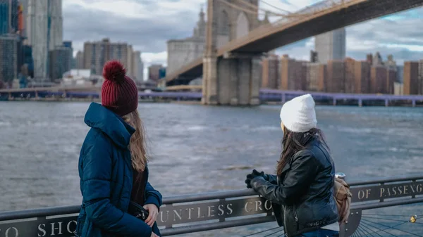 Hudson Nehri, New York'a bir gezi turuna iki kız — Stok fotoğraf