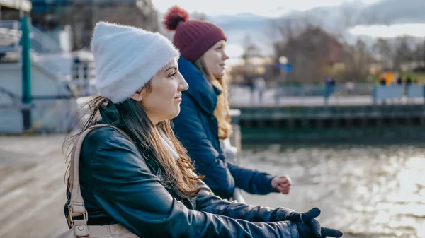 Two friends travel to New York for sightseeing — Stock Photo, Image