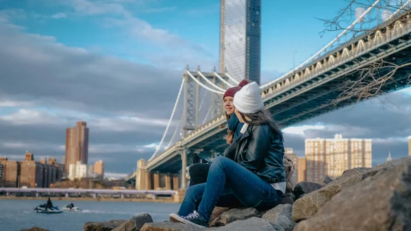 ニューヨークはマンハッタン橋でリラックスできる素晴らしい観光旅行 — ストック写真