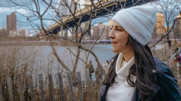 Une jeune femme marche le long de la rivière Hudson au Brooklyn Bridge New York — Photo