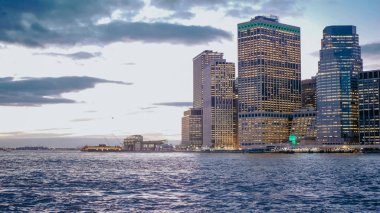 Güzel Manhattan siluetinin ve New York şehir ışıkları akşam