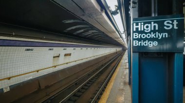 Brooklyn Köprüsü'nün High Street Metro istasyonunda