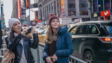 İki arkadaş New York'a onların tatil yolculuk keyfini çıkarın.