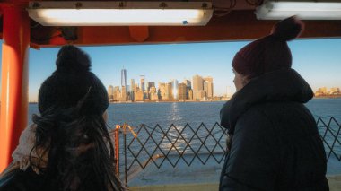 İki kız Staten Island Feribotu güneşli bir günde binmek