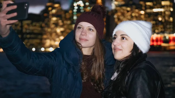 Due ragazze si godono una notte meravigliosa a New York davanti allo skyline di Manhattan — Foto Stock
