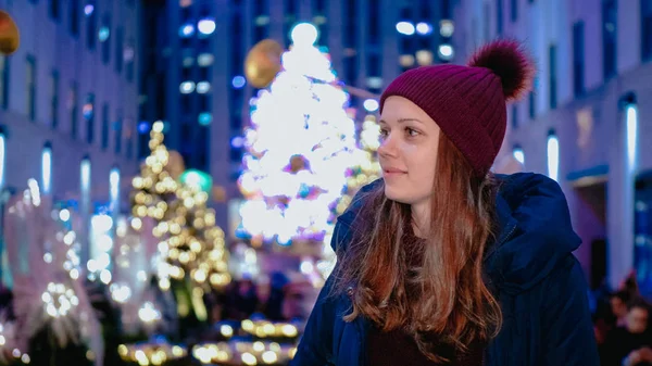 Dos chicas disfrutan de la maravillosa época de Navidad en Nueva York — Foto de Stock