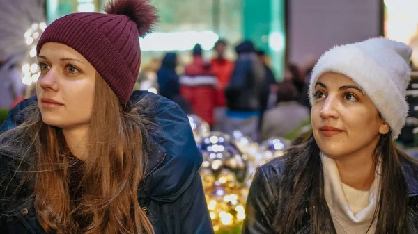 Dos chicas disfrutan de la maravillosa época de Navidad en Nueva York — Foto de Stock