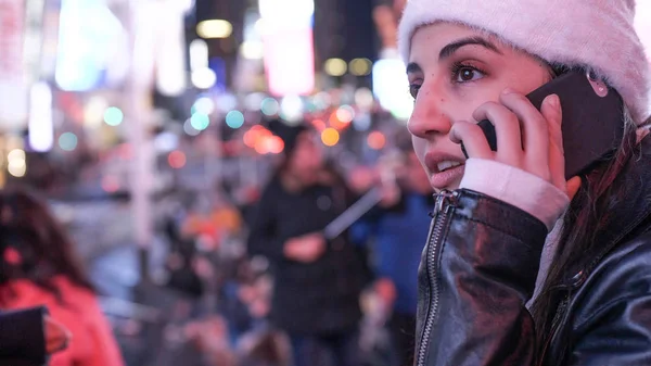 Giovane donna prende una telefonata su Times Square di notte — Foto Stock