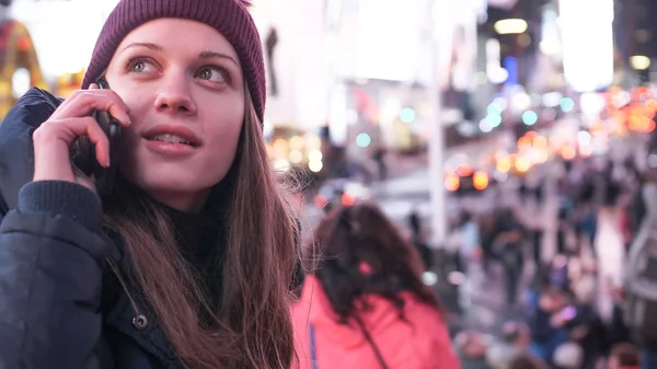 Giovane donna prende una telefonata su Times Square di notte — Foto Stock