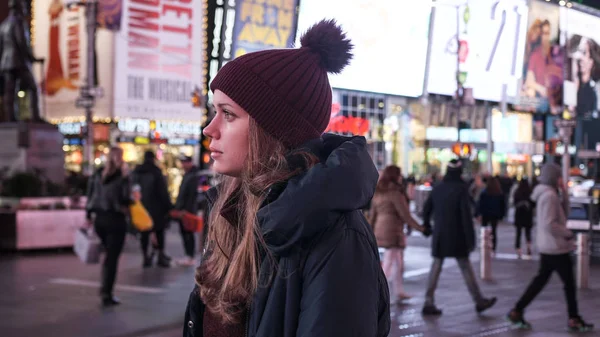 Caminhando na Times Square Nova York à noite enquanto faz uma viagem turística a Manhattan — Fotografia de Stock