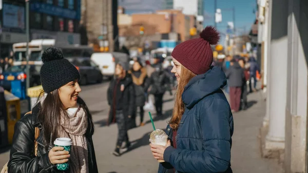 Dwie dziewczyny na ulicach Nowego Jorku, w słoneczny dzień — Zdjęcie stockowe