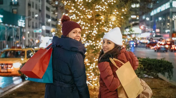 Two girls shop Christmas presents in New York — Stock Photo, Image