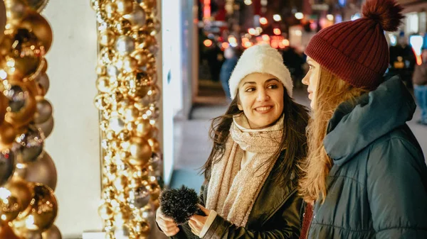 Two young women on a shopping trip to New York — Stock Photo, Image